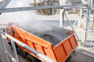 Gdzie naprawdę powstaje pył podczas przeładunku materiałów sypkich